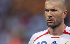 开云权威入口-拜仁慕尼黑周四向传奇贝肯鲍尔墓敬献花圈，致敬足球永恒光辉