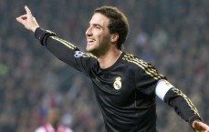 开云中国官网|健美运动员与工地小工的搬沙袋对决，力量与耐力的终极较量